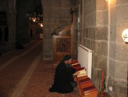 Camiler cemaati bekliyor